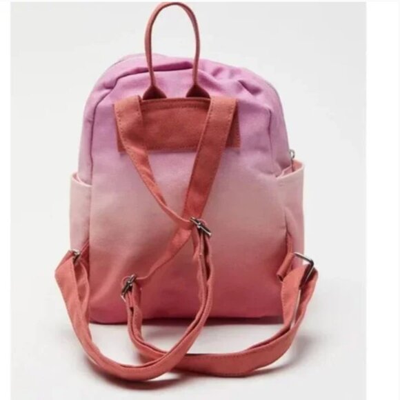 patagonia red nylon tote backpack Ultralight Black Hole® Pack 27L – Worn Wear® .BB_01 Color:AviatorNavyLightHeather White A zippered exterior pocket Brown Trout Best Fly